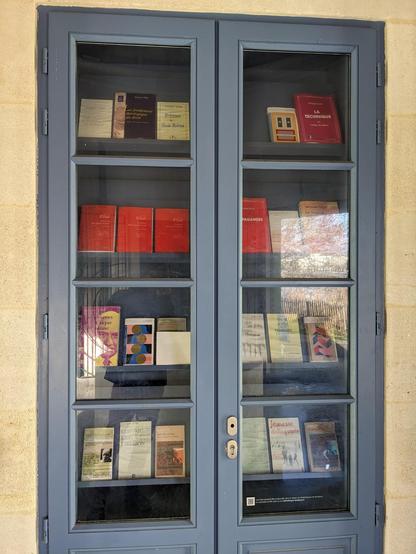 Une armoire à livre