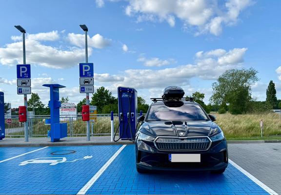Ein Škoda Enyaq steht an einer Ladesäule der Firma Aral