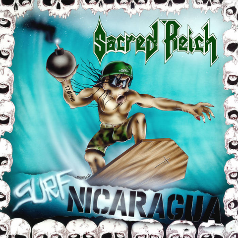 Sacred Reich - Surf Nicaragua. La pochette montre un militaire en mode vacance en train de surfer sur une grosse vague avec une planche de cercueil pour planche de surf et une bombe allumé dans la main. 