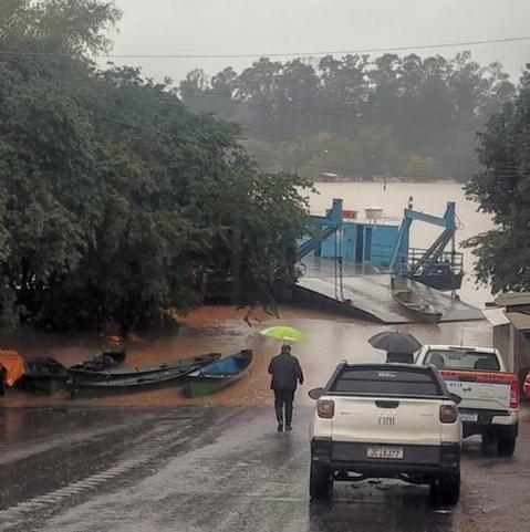 Fotografia da estrada de acesso à cidade de Cachoeira do Sul (RS) inundada.