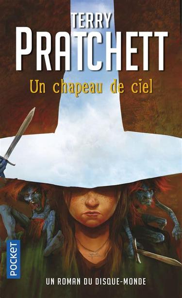 Couverture du livre. En haut centré Terry Pratchett, dessous le titre Un chapeau de ciel. L'image represenente un personnage avec des cheveux longs qui a un imense chapeau de sorcière couleur ciel qui lui cache les yeux. Les levres semblent faire la moue et de chaque côté de la sorcière se trouve 2 personnages sur les épaules tenants des épées. Les pesronnage sont petits bleus avec des cheveux roux portant un pagne et des tatouage sur le corps. Ils semblent agressifs