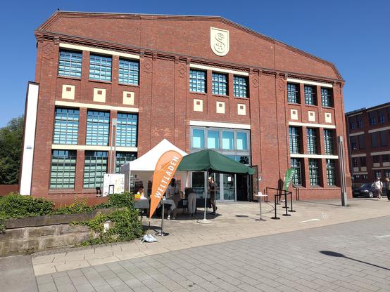 Schilde Halle Bad Hersfeld bei schönstem Wetter von außen