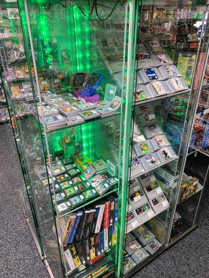 Vitrine mit sehr vielen Spielen für NES, Gameboy und vielen anderen alten Dingen :-)