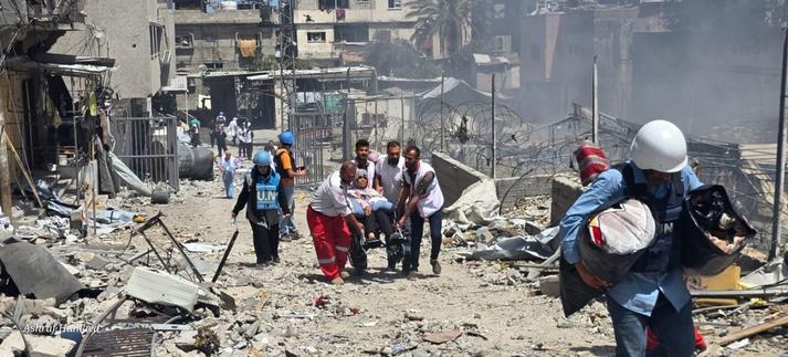 Des employés de l'ONU et des travailleurs médicaux évacuent des patients d'un hôpital du nord de Gaza fin mai 2025.