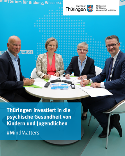 Bei der Unterzeichnung der Fortführungsvereinbarung: (v. l. n. r.) Lars Eggert, stv. Geschäftsführer Unfallkasse Thüringen, Uta Maercker, Geschäftsführerin AGETHUR, Birgit Dziuk, Landesgeschäftsführerin BARMER Thüringen und Bildungsminister Christian Tischner. | Foto: TMBWK 