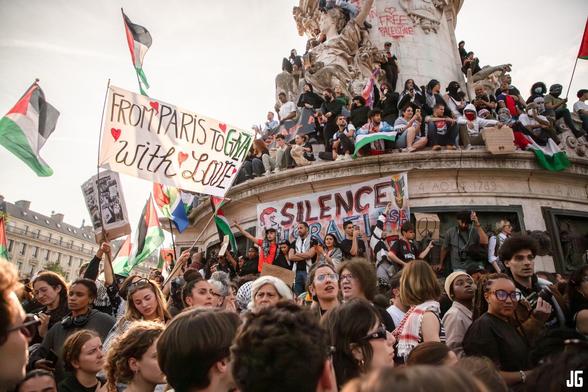 Cette photo a été prise sur la place de la République à Paris, où une foule nombreuse s’est rassemblée autour et même sur la statue centrale, pour manifester son soutien à la Flottille de la liberté. Une banderole y est visible, portant l’inscription : « From Paris to Gaza with love ».
