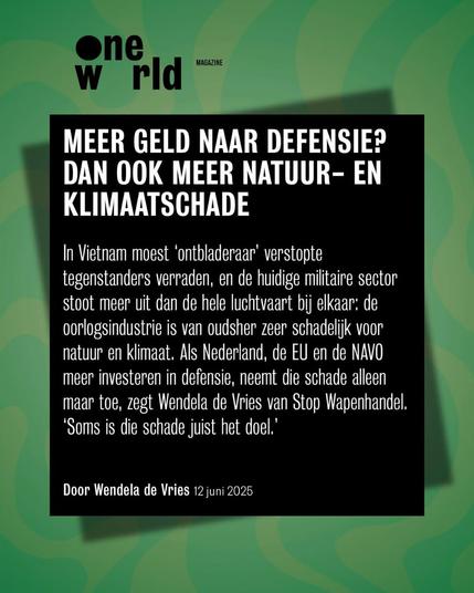 Een screenshot van het artikel van Wendela de Vries op One World waar de post naar verwijst. De titel luidt: "Meer geld naar defensie? Dan ook meer natuur- en klimaatschade." De inleiding luidt: "In Vietnam moest 'ontbladeraar' verstopte tegenstanders verraden, en de huidige militaire sector stoot meer uit dan de hele luchtvaart bij elkaar: de oorlogsindustrie is van oudsher zeer schadelijk voor natuur en klimaat. Als Nederland, de EU en de NAVO meer investeren in defensie, neemt die schade alleen maar toe, zegt Wendela de Vries van Stop Wapenhandel. 'Soms is die schade juist het doel'." Het artikel s van 12 juni 2025.