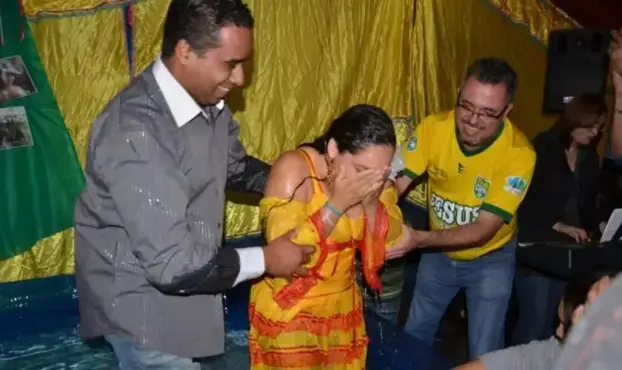 Missionários celebram batismo entre ciganos no Brasil, fruto de um trabalho evangelístico que transforma vidas com o amor de Cristo. Foto: Reprodução/Junta de Missões Nacionais.