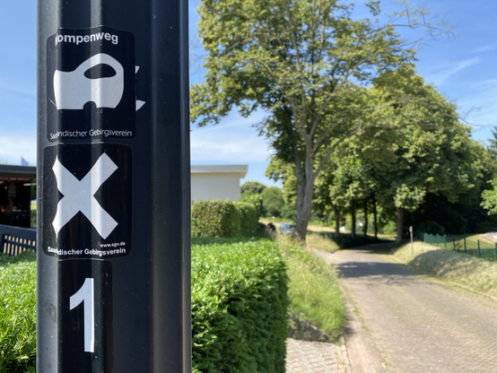 Zeichen des Klompenwegs