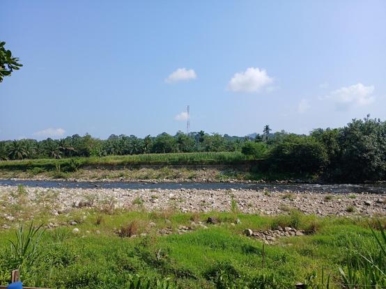 Foto sungai di dekat lapangan bola