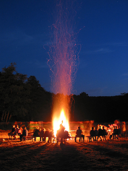 Symbolbild
Hier bei einem Ferienlager

Tiger St.Georg CC3.0
Lagerfeuer sind Künstliche Lagerfeuer und Lager konnte früher alles mögliche heissen

