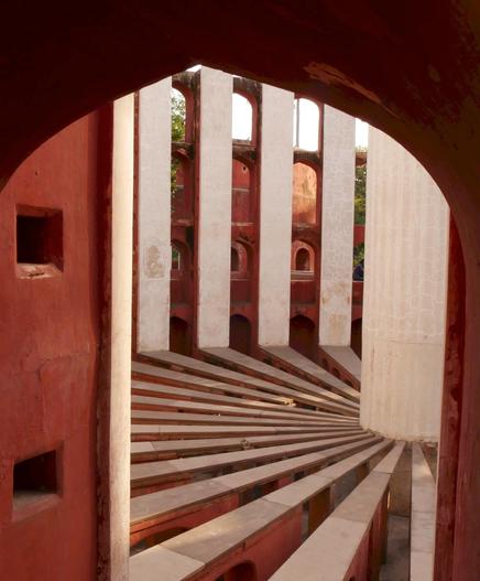 Die astronomische Beobachtungsstätte Jantar Mantar im indischen New Delhi aus dem frühen 18. Jahrhundert.