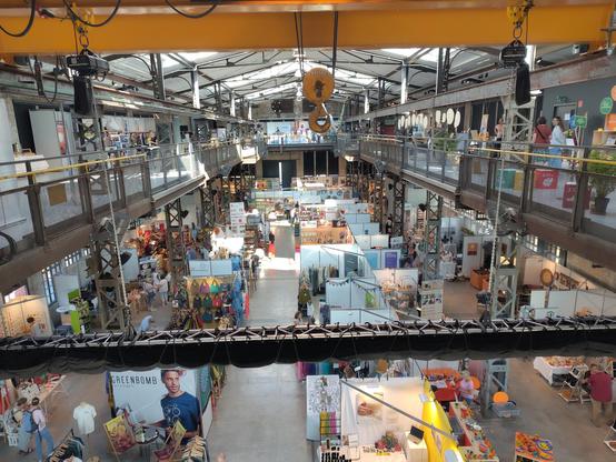Blick in die Messehalle von der Galerie aus