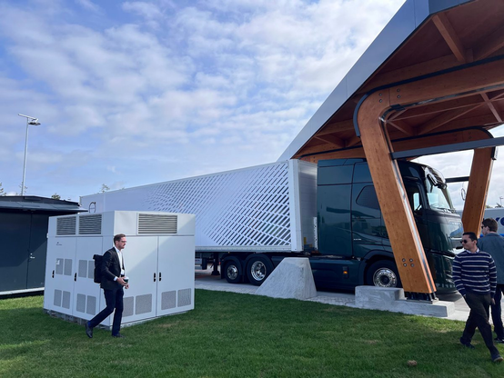 A full electric truck, the Volvo FH Aero 6x2 “Long Range” fast charging at near 700kW speeds, Milence, Landvetter, Sweden last week