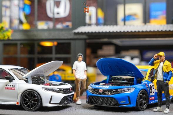Two cars of Honda Civic Type R (FL5), Spoon Sports livery in 1:64 scale with 1:64 figures on AREA 164