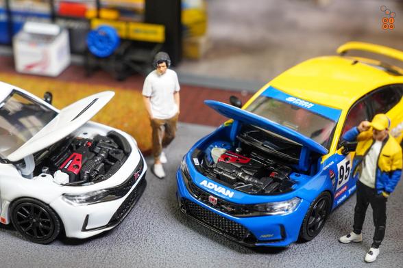 Two cars of Honda Civic Type R (FL5), Spoon Sports livery in 1:64 scale with 1:64 figures on AREA 164