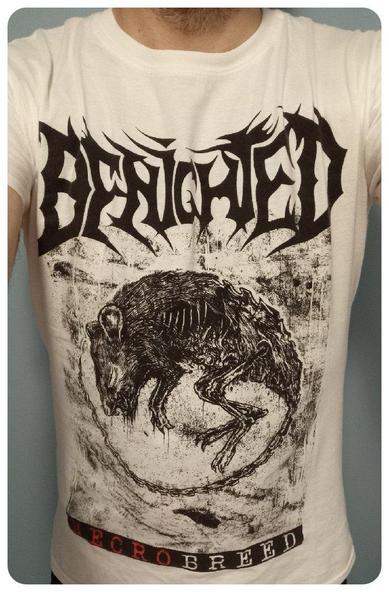 T-shirt blanc du groupe Benighted pour l'album Necrobreed. 
On a donc le logo du groupe en noir en haut. 
Un cadavre de rat en position fœtale. 
Le nom de l'album en-dessous sur fond noir. 
"Necro" en rouge et "breed" en blanc.