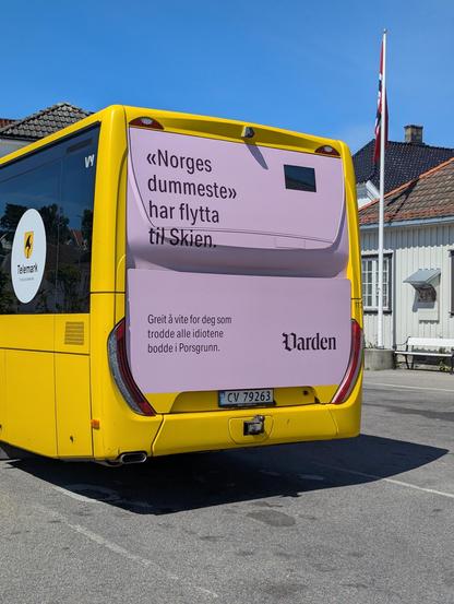 Reklame bak på en  Farte buss i Langesund:

"Norges dummeste" har flytta til Skien.

Greit å vite for deg som trodde alle idiotene bodde i Porsgrunn.

Varden