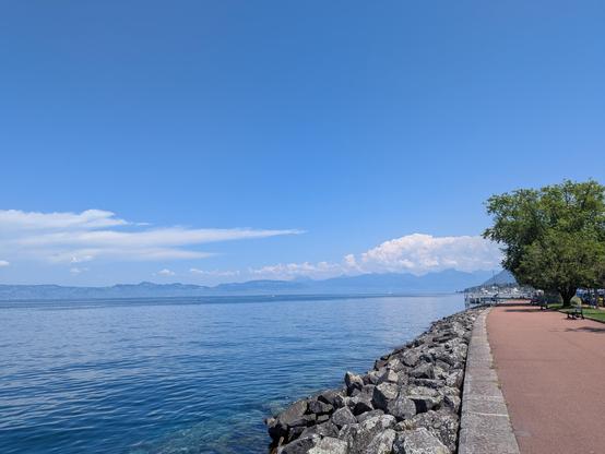 Promenade le long du lac à Evian-les-Bains.
