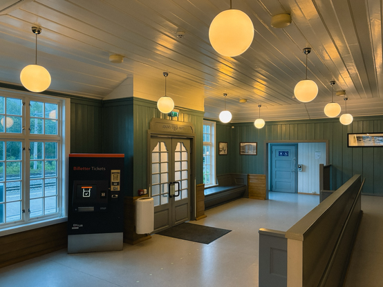 Innen mit Ticketautomat
