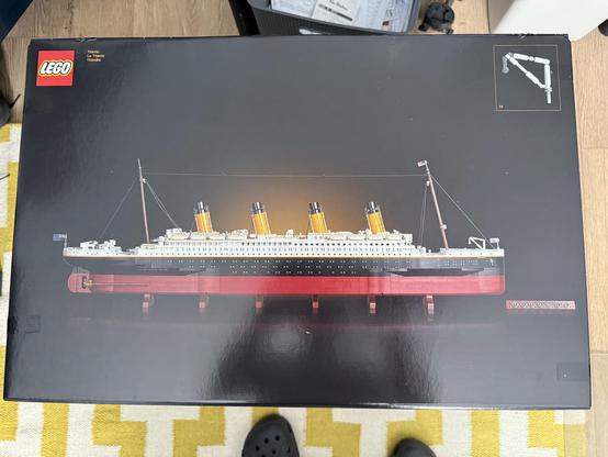 The top view of the box, yes it is that wide.