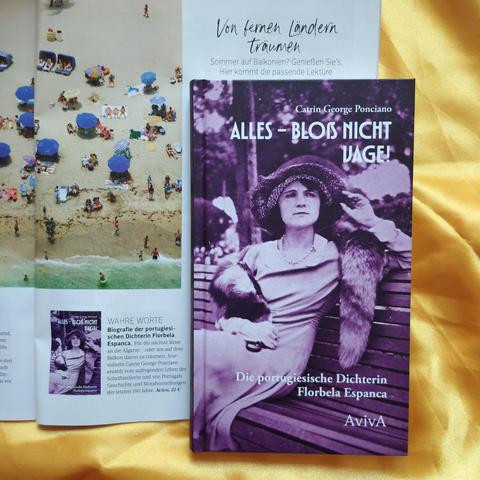 Auf einem gelben Tuch liegt die aufgeschlagene Zeitschrift, darauf, neben der darin gedruckten Empfehlung, das Buch "Alles - bloß nicht vage!"