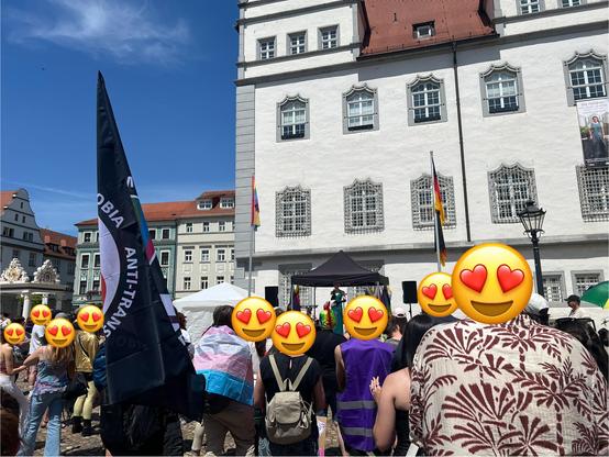 Demo auf dem Marktplatz, zahlreiche Teilnehmer:innen stehen vor der Bühne.