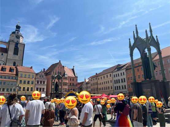 Blick auf die Pride-Teilnehmer auf dem Marktplatz.