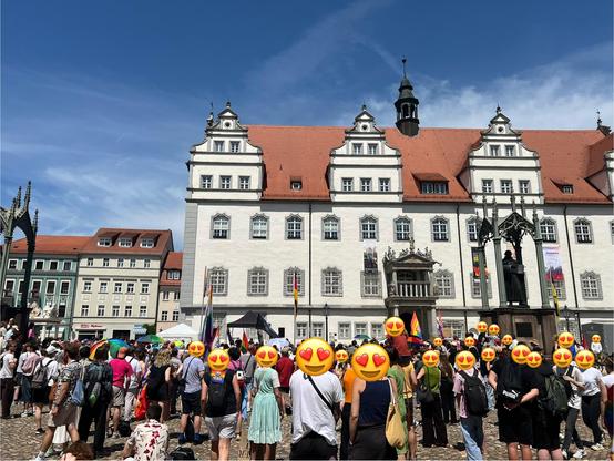 Nochmal ein Blick auf die Teilnehmenden vor der Bühne vorm Rathaus.