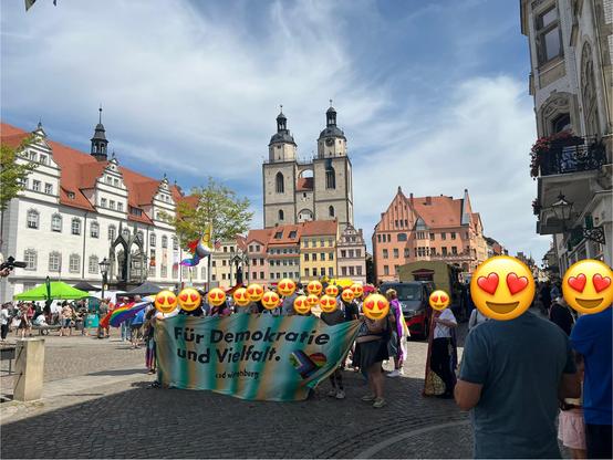 Aufstellung mit Transparent “Für Demokratie und Vielfalt” auf dem Marktplatz.