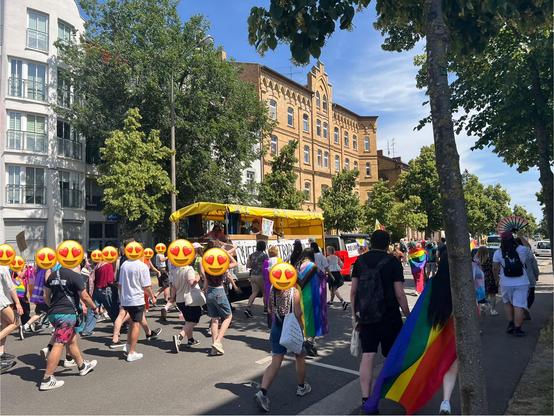 Demozug in der Lutherstraße Lutherstadt Wittenbergs. Blick auf den Lautsprecherwagem und die ersten Teilnehmenden dahinter.