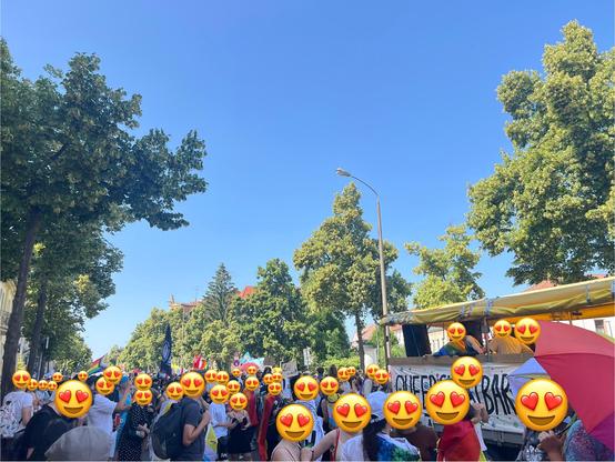 Blick auf den Demozug ebenfalls in der Lutherstraße, Ecke Neustraße.
