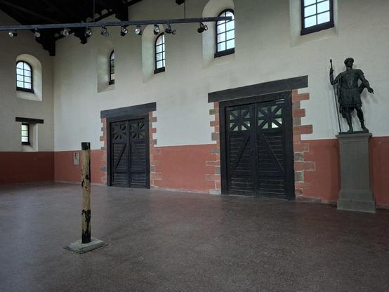 Das Foto zeigt das Innere der "Basilika" auf der Saalburg bei Bad Homburg v. d. H. - die Halle ist leer...