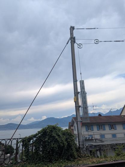 La caténaire s'arrête juste après la gare et juste avant la frontière (côté frontière).