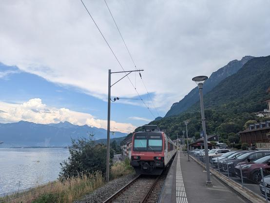 Vue sur le Domino prêt au départ pour Brig en gare de St Gingolph (Suisse), à gauche le lac Léman