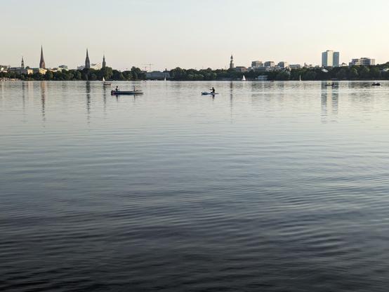 Blick über die Alster an einem warmen Sommerabend.