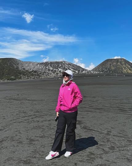 “Sometimes, you just need to change your altitude🌋.”

 #faltravelogue #faltravelogueXeastjava #reels #reelsinstagram #reelstravel #indonesia
 #girls #hijabstyle #travel #faltravelogue2023 #nature #canggu #healthylife #travelvlog #faltravelogueXindonesia #eastjawa #eastjavatrip #bromo
