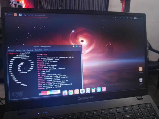 Foto horizontal de laptop Compumax mostrando Neofetch en Linux con Debian 12 instalado.