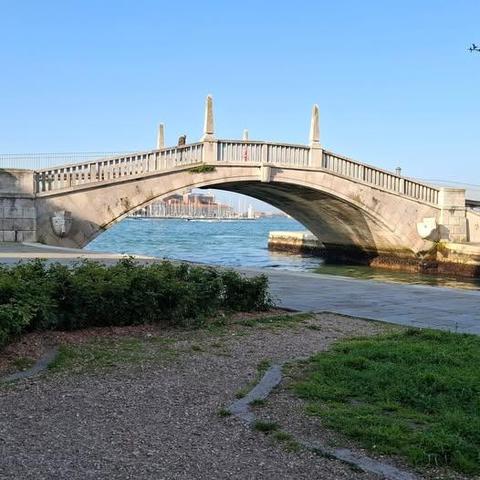 Buongiorno. Ich habe heute früh einen Brief zu Onorata Terzi nach Cannaregio gebracht. Sie wissen ja, wie viel Briefmarken heutzutage kosten. Aber auf dem Rückweg musste ich doch eine kleine Pause einlegen. Saluti, Mafalda Cinquetti aus #Venedig