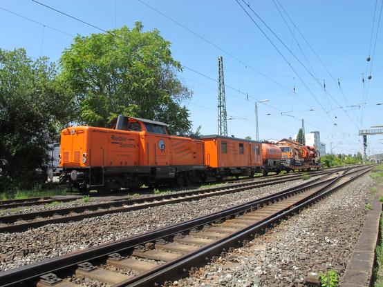 Diesellok ehemalige DB Baureihe V100 mit Wagen