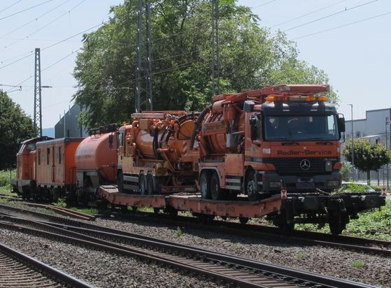 Merzedes LKW mit Pumpenaufbau auf Eisenbahnflachwagen 