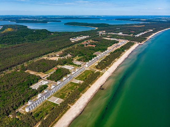 BINZ bestand im wesentlichen aus diesem Koloss
und das spannende aus Zentraldeutschland Sicht ist unter anderem das die Mutter der Opferbeauftragten der C-DU ausgerechnet hier landete - einem Garnisonoer der Nazis und später der Armee - wo nach Angabe sehr viele SS-Offiziere ausgebildet wurden..

Also nichts mit Urlaub - sondern Mord, Judenverfolgung und Zerstörung
Menschen in #Kirchen einsperren und ANZÜNDEN 

Sowas haben die gemacht
unter anderem

Am 22.Juni 1941 sind sehr viele DEUTSCHE in Sowjetrussland eingefallen (WESTJARGON) und natürlich ist die Frage was eine Frau und Mutter aus Königsberg in so eine abgelegene Gegend zieht

SCHÖN oder Städtisch (Königsberg war schön und Städtisch) war da wenig..

Unternehmen Barbarossa 22.Juni 1941
Ralf Roletschek CC3.0
