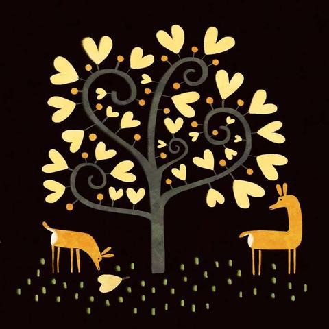 Deux chevreuils la nuit sous un arbre à coeurs