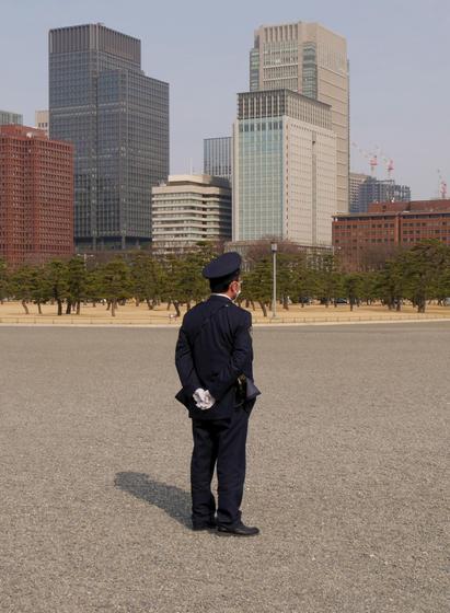 Entspannter Polizist in Downtown Tokyo