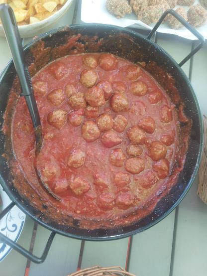 Pfanne mit Fleischbällchen in Tomatensauce
