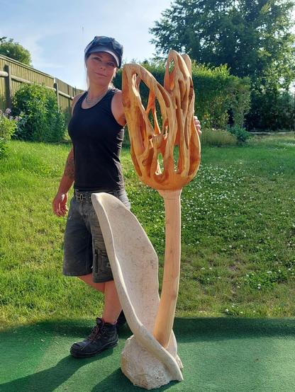 Skulptur aus Naturstein in Verbindung mit Holz.