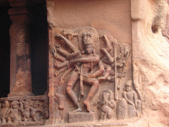 Shiva dansant, tenant le damaru, le serpent, le trident et la vînâ[4]. Parvis droit, regardant l'Est. Grotte 1[5].