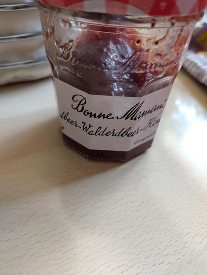 Ein Marmeladenglas der Sorte "Erdbeer-Walderbeer"