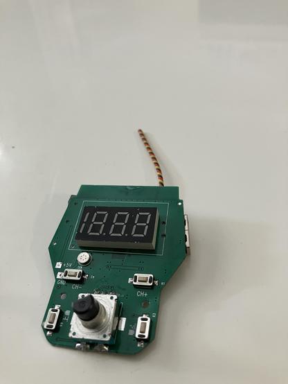 Elektroplatine mit Zahlendisplay, Drehschalter, zwei Knöpfen, USB und Mikro SD Karten Slot