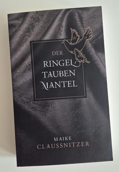 Buchcover des Romans "Der Ringeltaubenmantel" von Maike Claußnitzer